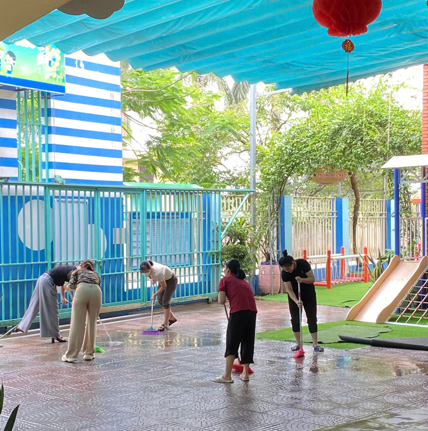 TRƯỜNG MẦM NON YÊN NGHĨA I TỔNG DỌN VỆ SINH SAU CƠN BÃO SỐ 3