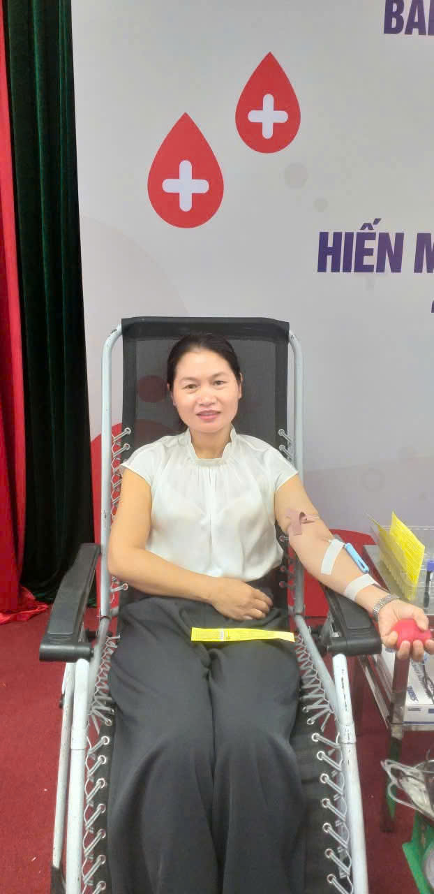 HIẾN MÁU CỨU NGƯỜI MỘT NHĨA CỬ CAO ĐẸP